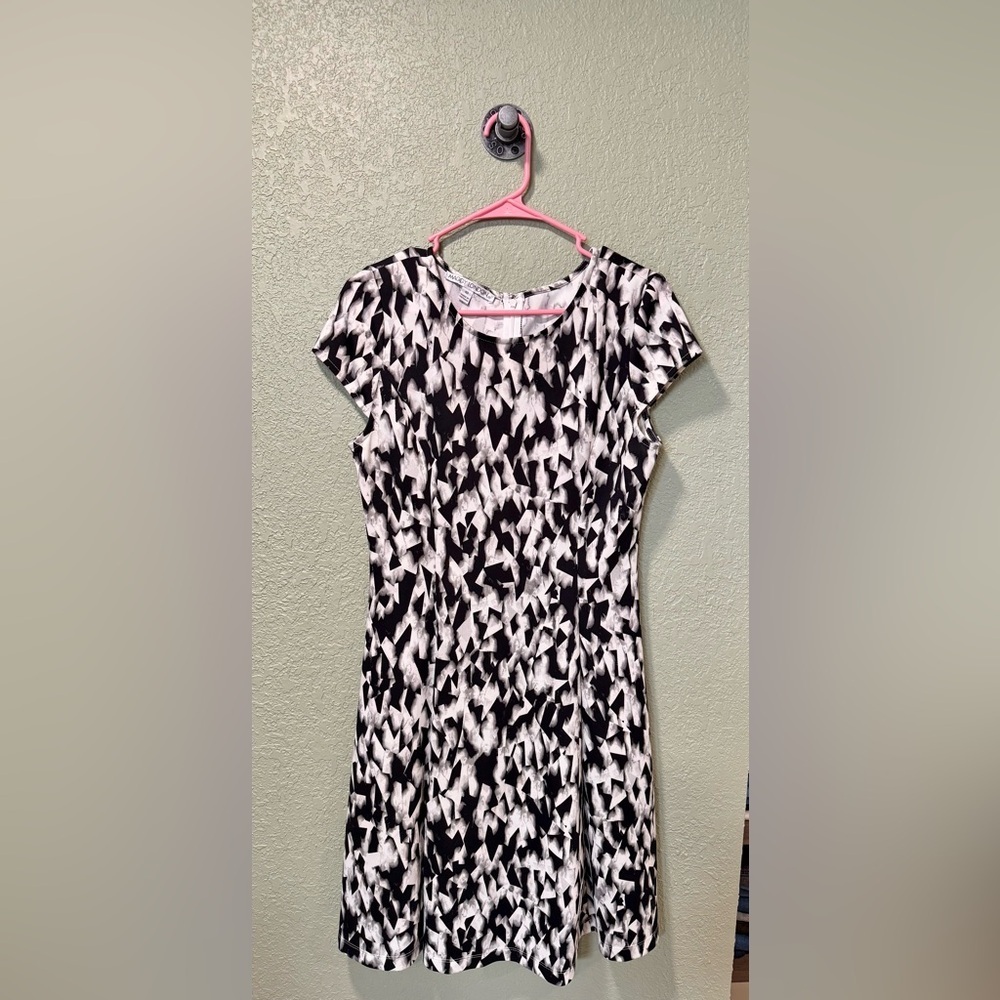 Maggy London Black and White Abstract Short Sleeve Dress Size 10